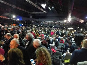Sala stracolma che presenzia alla nascita della nuova siniinistra unita