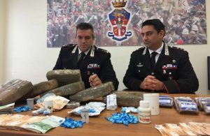 Droga, il ten. Col Ivan Giorno e il Ten. Col Michele Lastella durante la conferenza stampa
