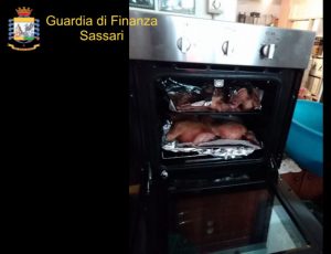 Parti di maialetto cotto in un locale fatiscente di Palau