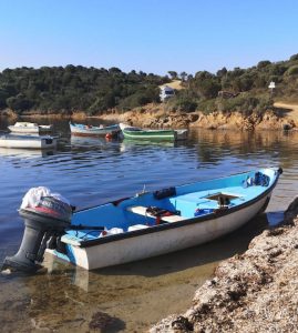 Piccola barca abbandonata da migranti clandestini