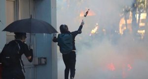 Ormai ad Hong Kong e' quasi guerra civile_2