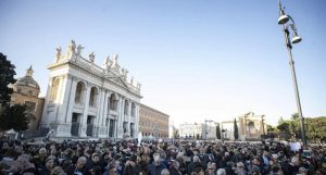 Roma letteralmente invasa dalle sardine tra Inno di Mameli e Bella Ciao