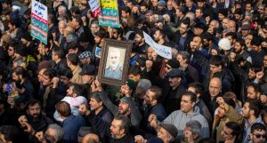 Marea di gente ai funerali del generalissimo iraniana ucciso dagli Usa