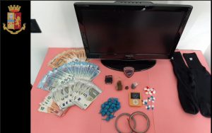 droga e euro sequetrati a una spacciatrice di droga a Ca