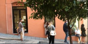 Cagliaritani fuori negozi e bar nel rispetto delle regole